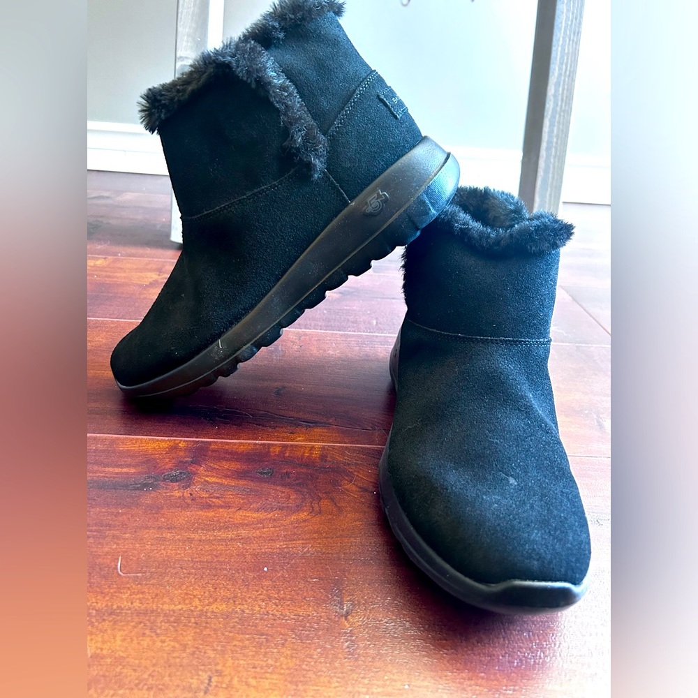 Sketchers On-The-Go Joy Bundle Up Women’s Boots. Black. Women’s 7.5 US